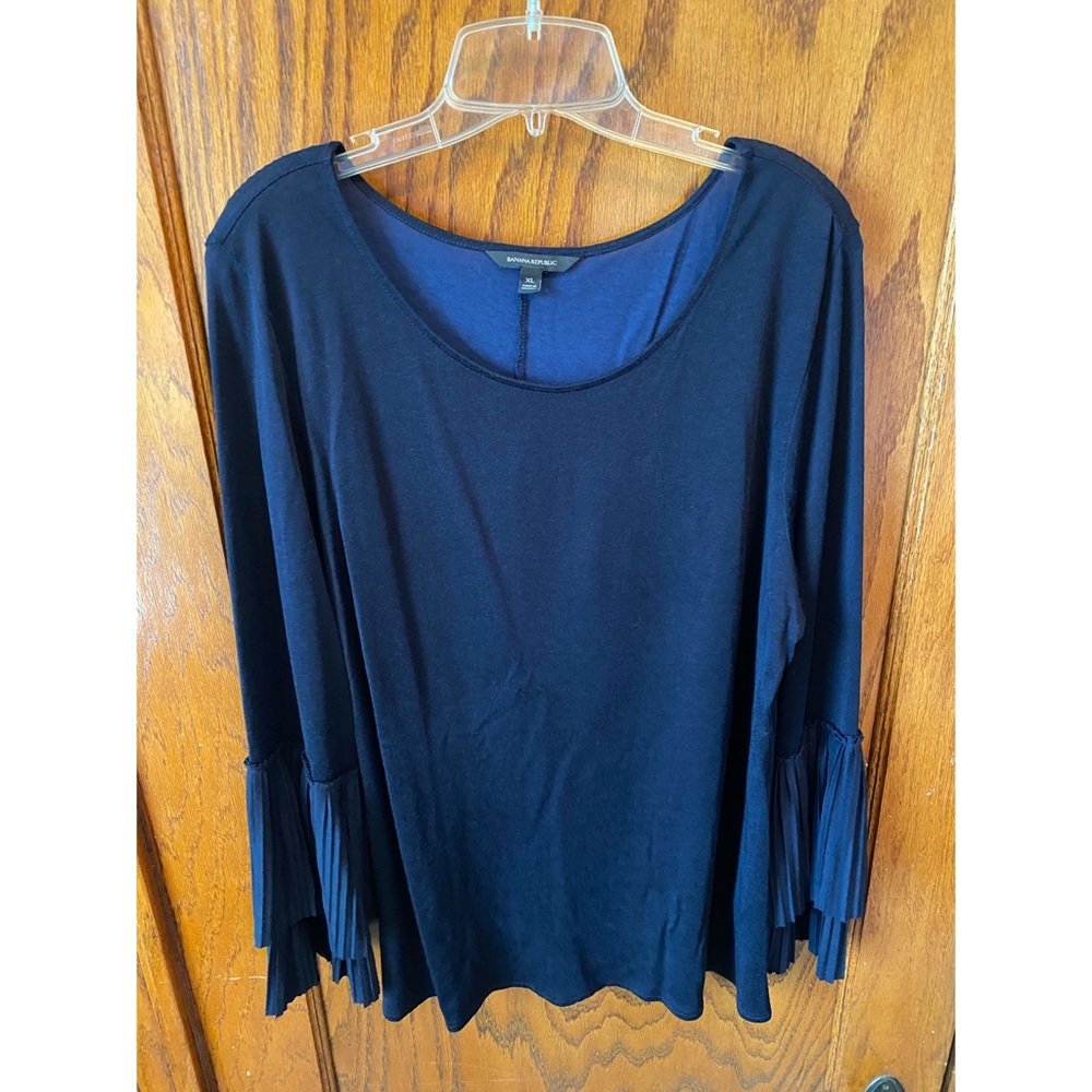 Banana Republic size XL long sleeve top with pleated sleeves